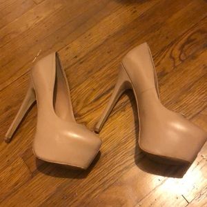 Nude pumps